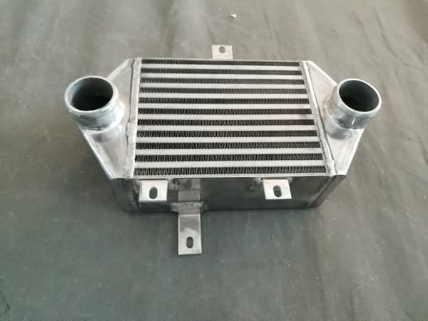 Sidmonterad intercooler, 100 mm bredd, 2,5" inlopp och utlopp, konstruktion i aluminiumlegering