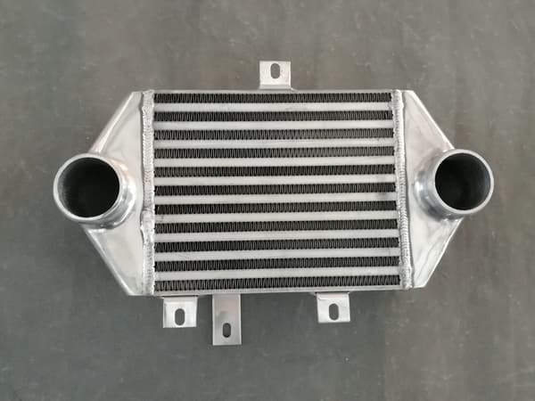 Sidmonterad intercooler, 100 mm bredd, 2,5" inlopp och utlopp, konstruktion i aluminiumlegering
