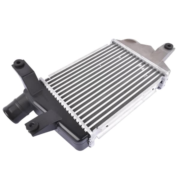 AP01 Diesel Intercooler, OEM-osanumero MN135001, sopii Mitsubishi Triton -malleihin, parantaa moottorin tehokkuutta.
