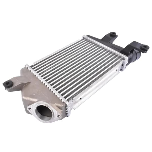 AP01 Diesel Intercooler, OEM-osanumero MN135001, sopii Mitsubishi Triton -malleihin, parantaa moottorin tehokkuutta.