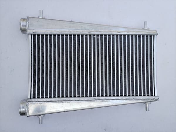 Intercooler för Nissan Patrol och Toyota Land Cruiser, Optimerad kylprestanda, Hållbar aluminiumkonstruktion, Enkel installation
