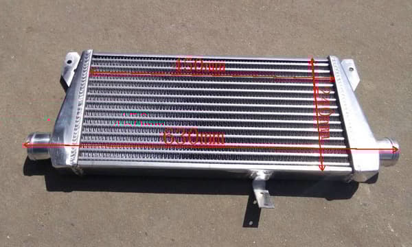 Frammonterad aluminiumintercooler, förbättrad kylprestanda, precisionspassform för Audi A4, hållbar konstruktion
