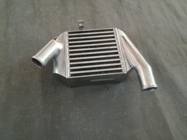 Alumiininen välijäähdytin, sopii AUDI A4 B5, S4, RS4, A6 C5, kestävä rakenne