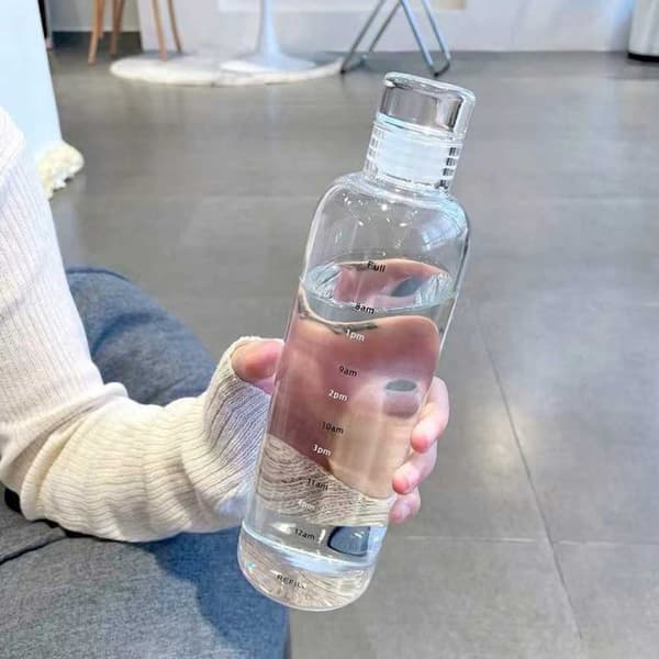 Lasillinen vesipullo, jonka ajan merkitsee 500 ml läpikuultavaa