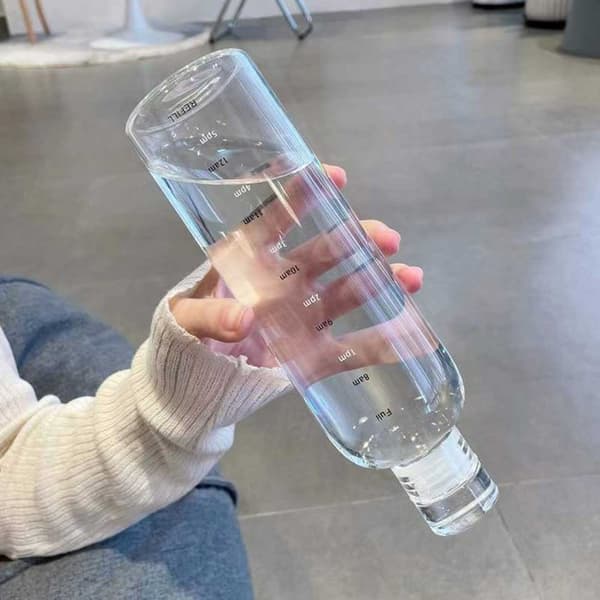 Lasillinen vesipullo, jonka ajan merkitsee 500 ml läpikuultavaa