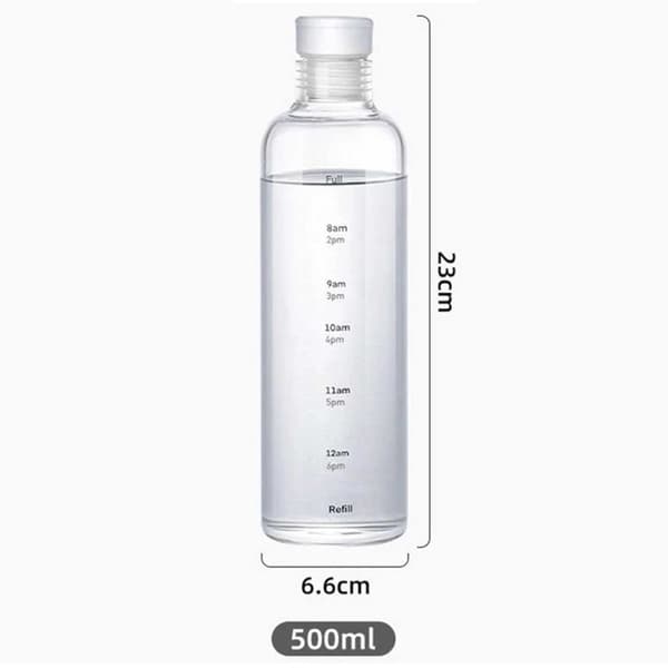 Lasillinen vesipullo, jonka ajan merkitsee 500 ml läpikuultavaa