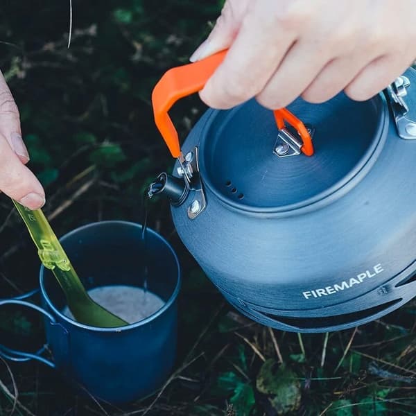 FireMaple-matkavedenkeitin jäähdytysrivalla 0,8 l - FEAST XT1
