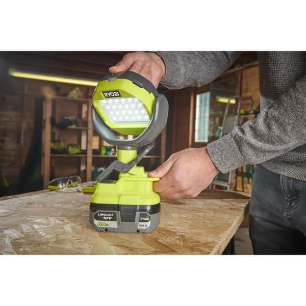 RYOBI - 18V ONE+ klämlampa - 900 Lumen - 300° horisontell rotation, 290° vertikal - Tillgänglig - RLCL18-0