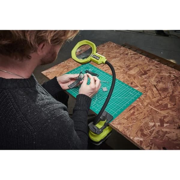 RYOBI - Klämlampa med flexibel kropp 18V ONE+ - 200-400 Lumen - 2 x2,25 och x5 förstoringszoner - Tillgänglig - RML18-0