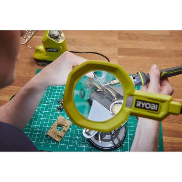 RYOBI - Klämlampa med flexibel kropp 18V ONE+ - 200-400 Lumen - 2 x2,25 och x5 förstoringszoner - Tillgänglig - RML18-0