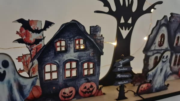 Halloween by med utskurna fönster för ljusslinga kusliga hus - hylla dekoration