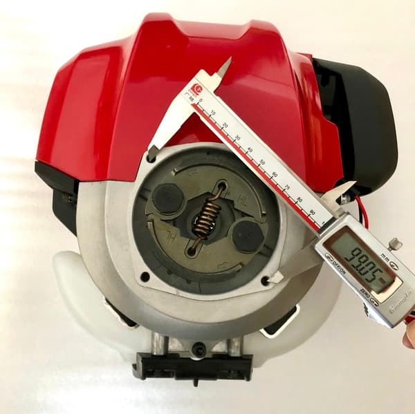 4-takts benzinmotor, 1,8 HK effekt, 47,9 cc slagvolumen, forlænget drift på 8-10 timer