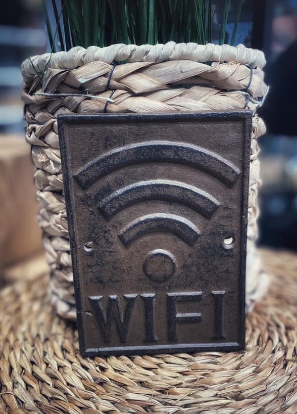 Skilt WIFI støbejern brun