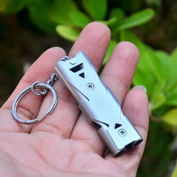 Nödpipa i rostfritt stål 150 decibel * storlek: 5,7 cm x 1,8 cm * Decibel: cirka 150 decibel * Lättvikt *