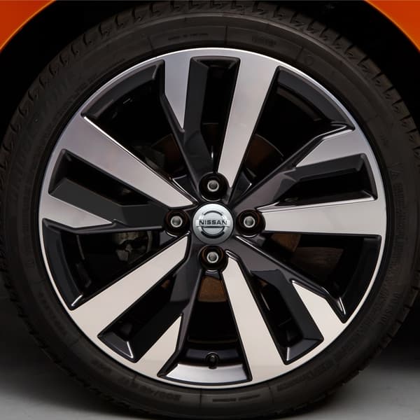 4-Kpl - Nissan Keskimerkki - Auto