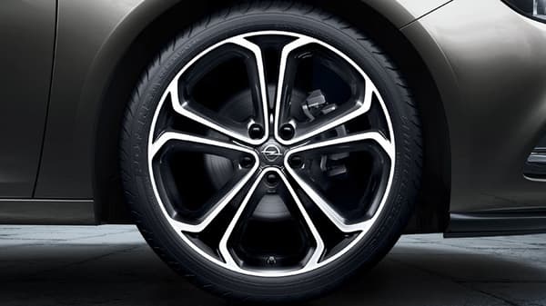 4-Kpl - Opel Keskimerkki - Auto