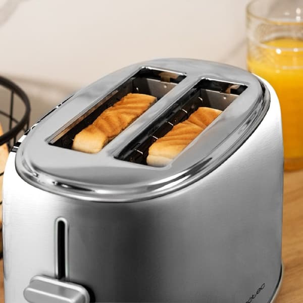 Cecotec Steel toaster with 2 short wide slots with capacity for 2 slices of toast.