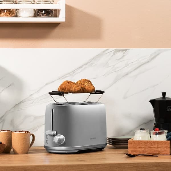 Cecotec Steel toaster with 2 short wide slots with capacity for 2 slices of toast.