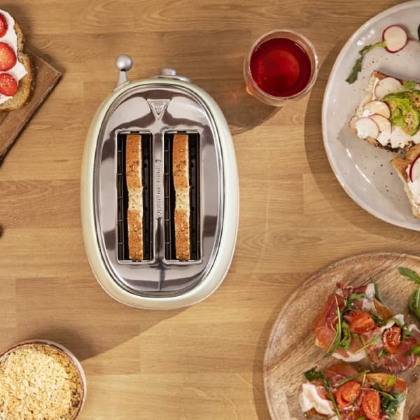 Cecotec Steel toaster with 2 short extra-wide slots with capacity for 2 slices of toast.
