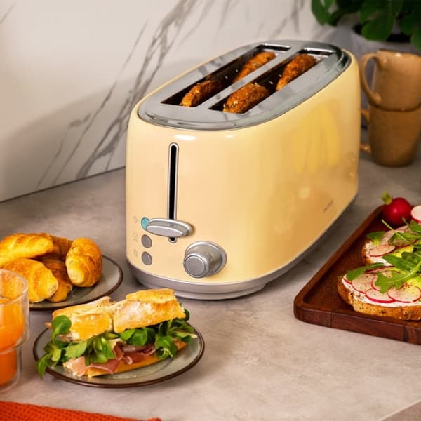 Cecotec Steel toaster with 2 long wide slots with capacity for 4 slices of toast.