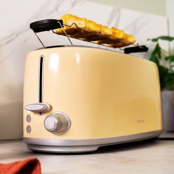 Cecotec Steel toaster with 2 long wide slots with capacity for 4 slices of toast.