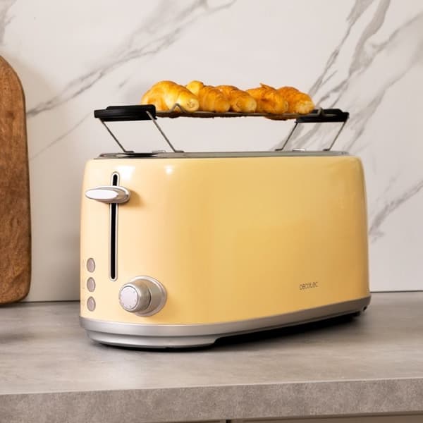 Cecotec Steel toaster with 2 long wide slots with capacity for 4 slices of toast.