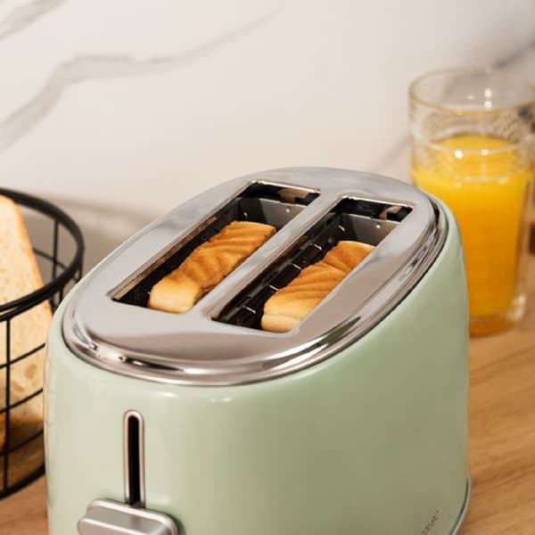Cecotec Steel toaster with 2 short wide slots with capacity for 2 slices of toast.