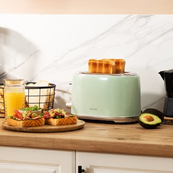 Cecotec Steel toaster with 2 short wide slots with capacity for 2 slices of toast.