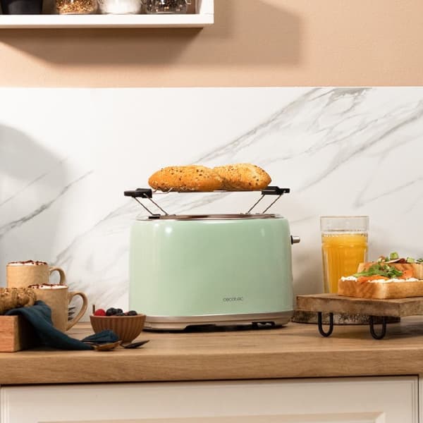 Cecotec Steel toaster with 2 short wide slots with capacity for 2 slices of toast.
