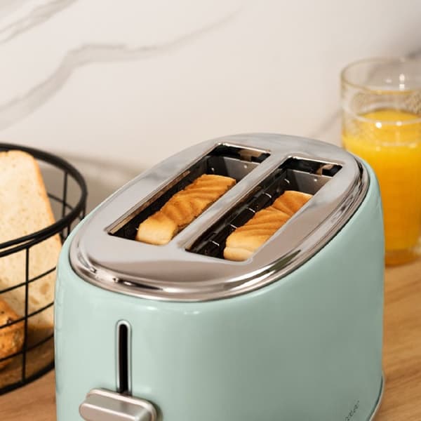Cecotec Steel toaster with 2 short wide slots with capacity for 2 slices of toast.