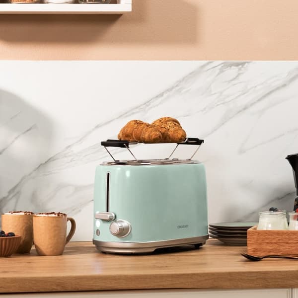 Cecotec Steel toaster with 2 short wide slots with capacity for 2 slices of toast.