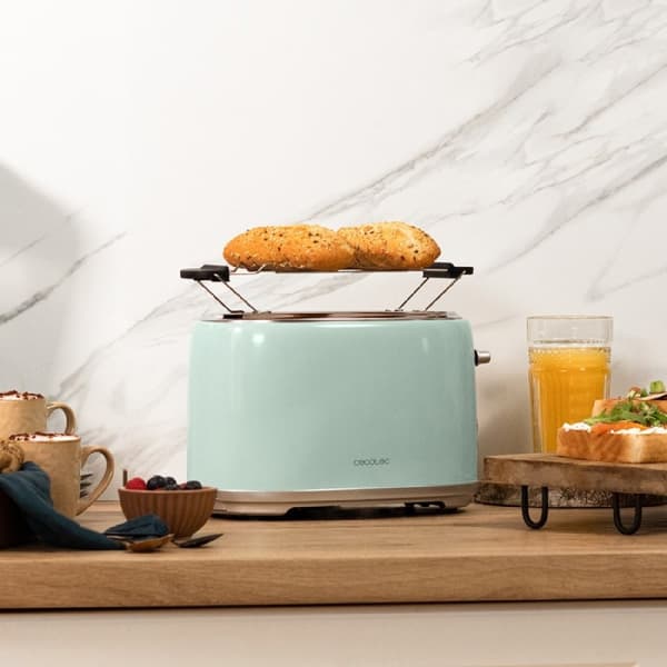 Cecotec Steel toaster with 2 short wide slots with capacity for 2 slices of toast.