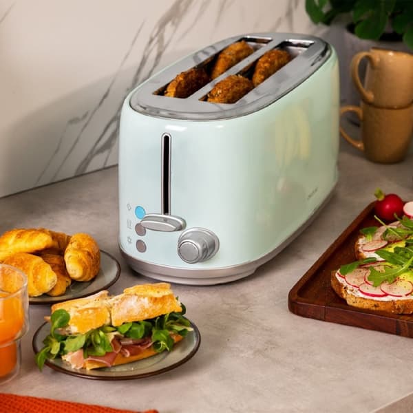 Cecotec Steel toaster with 2 long wide slots with capacity for 4 slices of toast.
