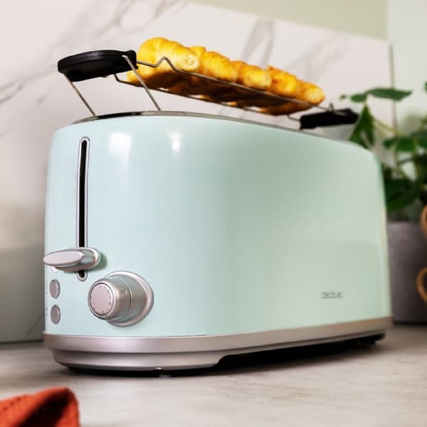 Cecotec Steel toaster with 2 long wide slots with capacity for 4 slices of toast.