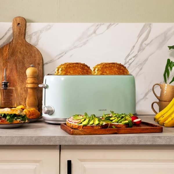 Cecotec Steel toaster with 2 long wide slots with capacity for 4 slices of toast.