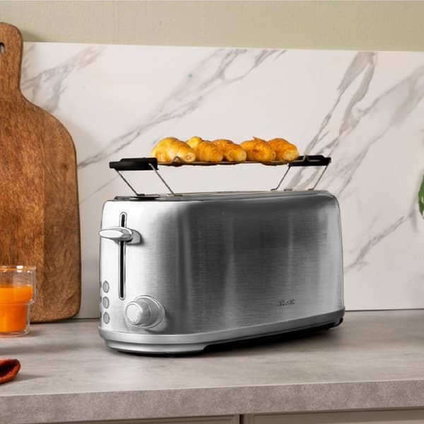 Cecotec Steel toaster with 2 long wide slots with capacity for 4 slices of toast.