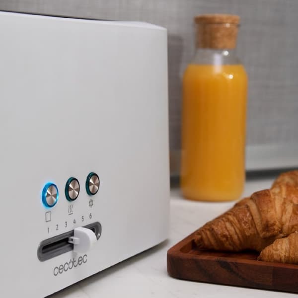 Cecotec Plastic toaster with 1 long extra-wide slot and capacity for 2 slices of toast. Stainless-steel finish and bun holder included.