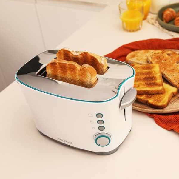 Cecotec Toaster with 2 short wide slots and capacity for 2 slices of toast.