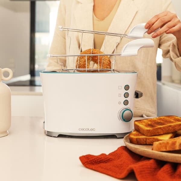 Cecotec Toaster with 2 short wide slots and capacity for 2 slices of toast.