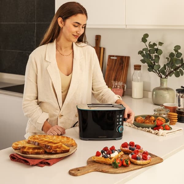 Cecotec Toaster with 2 short wide slots and capacity for 2 slices of toast.