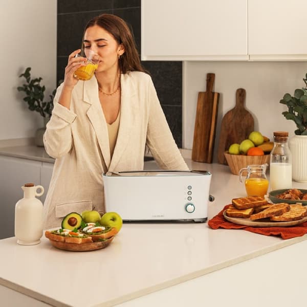 Cecotec Toaster with 1 long wide slot, with capacity for 2 slices of toast.