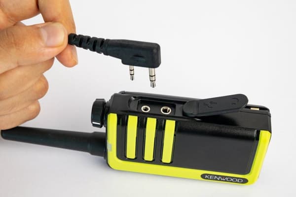Kenwood UBZ-LJ9SET med 2 PMR446 walkie-talkies. Komplett med batteri och laddare