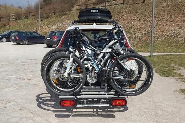 Cykelställ AMOS GIRO 4 för 4 cyklar, monterat på dragkrok - 7-polig svart