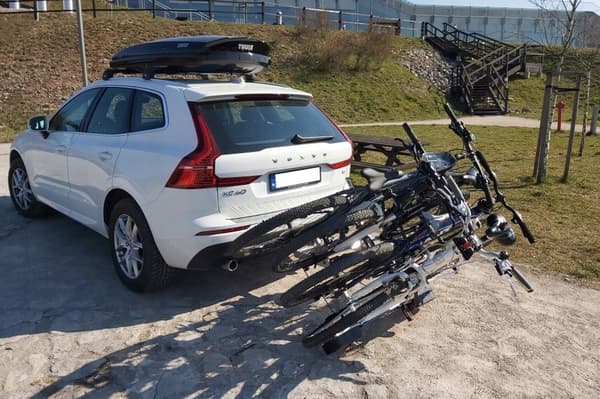 CYKELHÅLLARE MED DRAGKROPSPLATTFORM AMOS TITAN 4 FÖR 4 CYKLAR 13-PIN SVART