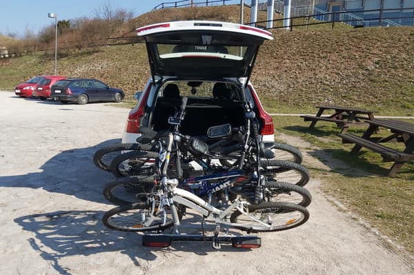CYKELHÅLLARE MED DRAGKROPSPLATTFORM AMOS TITAN 4 FÖR 4 CYKLAR 13-PIN SVART