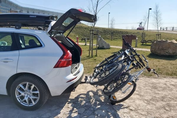 CYKELHÅLLARE MED DRAGKROPSPLATTFORM AMOS TITAN 4 FÖR 4 CYKLAR 13-PIN SVART