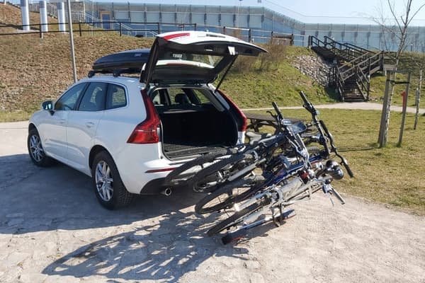 CYKELHÅLLARE MED DRAGKROPSPLATTFORM AMOS TITAN 4 FÖR 4 CYKLAR 13-PIN SVART