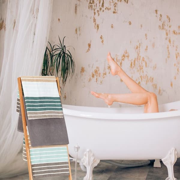 Relaxdays Frittstående håndkleholder med 4 armer til badet, bambus, stige, valet, servant HxlxB: 100 x 40 x 30 cm, natur