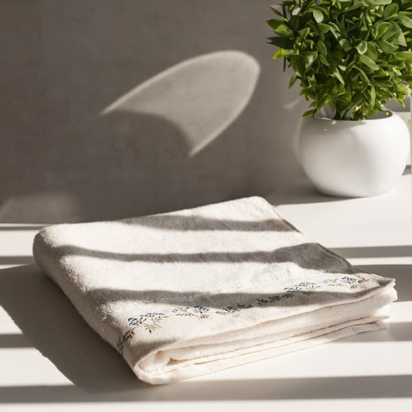 Handduk | ZAREYA | bomull med broderade blommor | 70x130cm | 896632