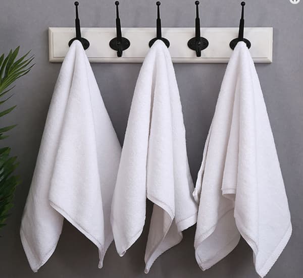 Hotellhandduk 70x140 Piruu slät vit